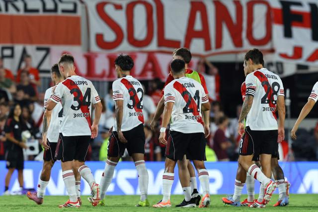 River Plate's players leave the pitch after losing the Argentine Professional Football League 2026 Apertura Tournament match between River Plate and Tigre at the Mas Monumental Stadium in Buenos Aires on February 7, 2026. (Photo by Alejandro PAGNI / AFP)