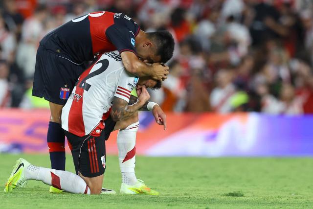 Tigre's midfielder #28 Gonzalo Martinez (L) comforts River Plate's Colombian midfielder #22 Kevin Castano (R) after the Argentine Professional Football League 2026 Apertura Tournament match between River Plate and Tigre at the Mas Monumental Stadium in Buenos Aires on February 7, 2026. (Photo by Alejandro PAGNI / AFP)