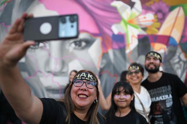 A fan of Colombian singer Shakira takes a selfie outside the Jorge “Magico” Gonzalez National Stadium ahead of her first concert of the tour in El Salvador, in San Salvador on February 7, 2026. (Photo by Marvin RECINOS / AFP)