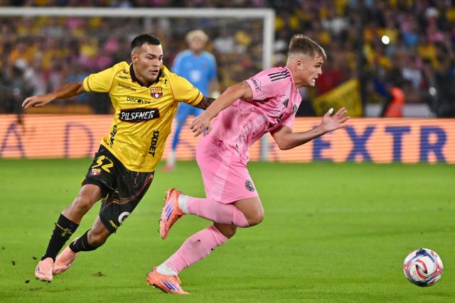Barcelona's Argentine midfielder #32 Matias Lugo and Inter Miami's Argentine midfielder #24 Mateo Silvetti fight for the ball during the friendly football match between Ecuador's Barcelona and the US' Inter Miami at the Banco Pichincha Stadium in Guayaquil, Ecuador, on February 7, 2026. (Photo by Marcos PIN / AFP)