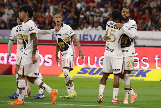 Pumas' Brazilian forward #23 Juninho Vieira (R) celebrates with teammates after scoring his team's second goal during the Liga MX Clausura tournament football match between Atlas and Pumas at Jalisco Stadium in Guadalajara, Mexico, on February 7, 2026. (Photo by Roberto ANTILLON / AFP)