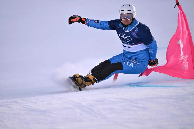 Italy's Mirko Felicetti competes in the snowboard men's parallel giant slalom qualification run at Livigno Snow Park during the Milano Cortina 2026 Winter Olympic Games, in Livigno (Valtellina), on February 8, 2026. (Photo by Jeff PACHOUD / AFP)