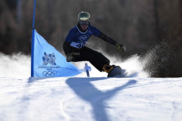 China's Bi Ye competes in the snowboard men's parallel giant slalom qualification run at Livigno Snow Park during the Milano Cortina 2026 Winter Olympic Games, in Livigno (Valtellina), on February 8, 2026. (Photo by Kirill KUDRYAVTSEV / AFP)