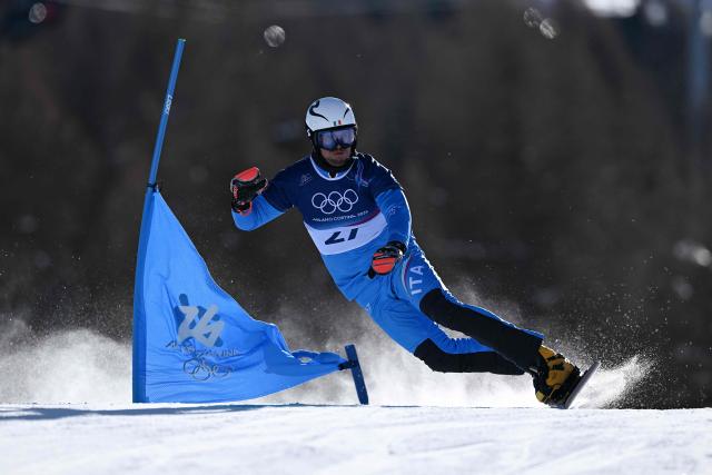 Italy's Roland Fischnaller competes in the snowboard men's parallel giant slalom elimination run at Livigno Snow Park during the Milano Cortina 2026 Winter Olympic Games, in Livigno (Valtellina), on February 8, 2026. (Photo by Kirill KUDRYAVTSEV / AFP)