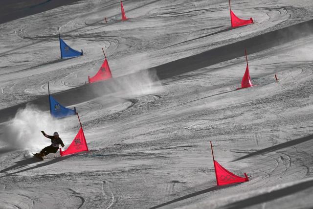 Austria's Alexander Payer competes in the snowboard men's parallel giant slalom elimination run at Livigno Snow Park during the Milano Cortina 2026 Winter Olympic Games, in Livigno (Valtellina), on February 8, 2026. (Photo by Jeff PACHOUD / AFP)