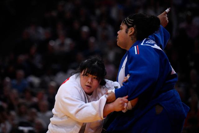 France's Lea Fontaine (R) celebrates after winning over Korea's Kim Ha-yun their women's +78kg quarter-final at the Paris Grand Slam judo tournament in Paris on February 8, 2026. (Photo by Julie SEBADELHA / AFP)