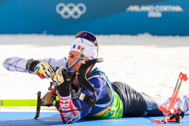 France's Quentin Fillon Maillet laods his rifle before shooting in the mixed biathlon 4 x 6km relay event during the Milano Cortina 2026 Winter Olympic Games at the Anterselva Biathlon Arena (Sudtirol Arena) in Anterselva (Val Pusteria) on February 8, 2026. (Photo by François-Xavier MARIT / AFP)