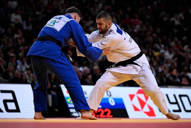 France's Alexis Mathieu (R) competes against Czech Adam Kopecky during their men's -90kg play-off match at the Paris Grand Slam judo tournament in Paris on February 8, 2026. (Photo by Julie SEBADELHA / AFP)