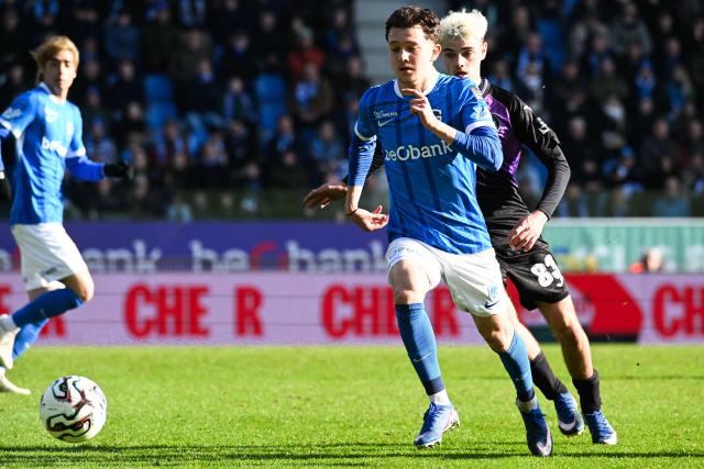 KRC Genk's Greek midfielder #20 Konstantinos Karetsas (L) and RSC Anderlecht's Belgian forward #83 Tristan Degreef fight for the ball during the Belgian "Pro League" First Division football match between KRC Genk and RSC Anderlecht at the Cegeka Arena in Genk on February 8, 2026. (Photo by JILL DELSAUX / BELGA / AFP) / Belgium OUT
