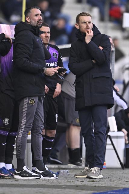 RSC Anderlecht's Belgian midfielder #11 Thorgan Hazard and RSC Anderlecht's interim coach Edward Still look on during the Belgian "Pro League" First Division football match between KRC Genk and RSC Anderlecht at the Cegeka Arena in Genk on February 8, 2026. (Photo by Johan Eyckens / BELGA / AFP) / Belgium OUT
