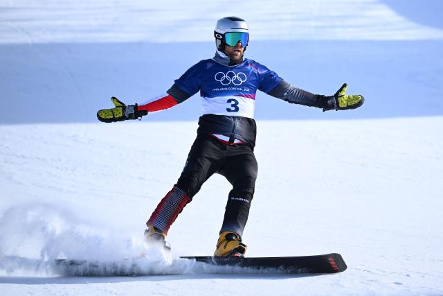 Austria's Benjamin Karl celebrates his victory in the snowboard men's parallel giant slalom final at Livigno Snow Park during the Milano Cortina 2026 Winter Olympic Games, in Livigno (Valtellina), on February 8, 2026. (Photo by Kirill KUDRYAVTSEV / AFP)