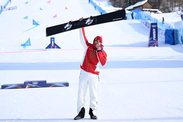 Bronze-medallist Bulgaria's Tervel Zamfirov celebrates on the podium after the snowboard men's parallel giant slalom final at Livigno Snow Park during the Milano Cortina 2026 Winter Olympic Games, in Livigno (Valtellina), on February 8, 2026. (Photo by Kirill KUDRYAVTSEV / AFP)