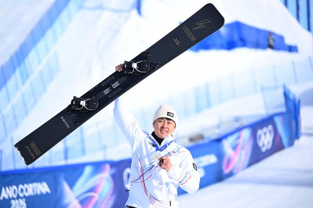 Silver medallist South Korea's Kim Sangkyum celebrates on the podium after the snowboard men's parallel giant slalom final at Livigno Snow Park during the Milano Cortina 2026 Winter Olympic Games, in Livigno (Valtellina), on February 8, 2026. (Photo by Kirill KUDRYAVTSEV / AFP)