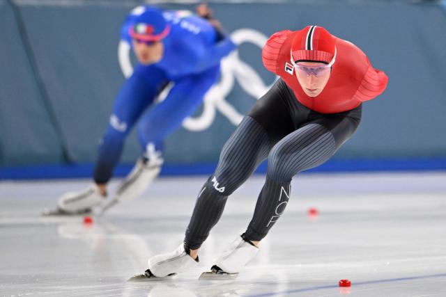 Norway's Peder Fejerskov Kongshaug (R) and Italy's Riccardo Lorello compete in the speed skating men's 5000m during the Milano Cortina 2026 Winter Olympic Games at Milano Speed Skating Stadium in Milan on February 8, 2026. (Photo by Daniel MUNOZ / AFP)