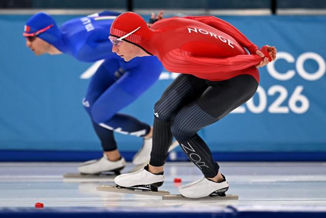 Norway's Peder Fejerskov Kongshaug (R) and Italy's Riccardo Lorello compete in the speed skating men's 5000m during the Milano Cortina 2026 Winter Olympic Games at Milano Speed Skating Stadium in Milan on February 8, 2026. (Photo by Gabriel BOUYS / AFP)