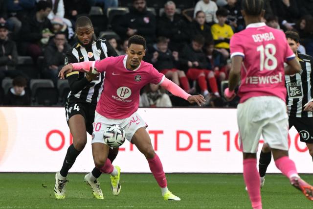 Angers’ Malian defender #4 Ousmane Camara (L) fights for the ball with Toulouse’s Brazilian forward #20 Emersonn during the French L1 football match between SCO Angers and Toulouse FC at the Stade Raymond-Kopa in Angers on February 8, 2026. (Photo by Damien Meyer / AFP)