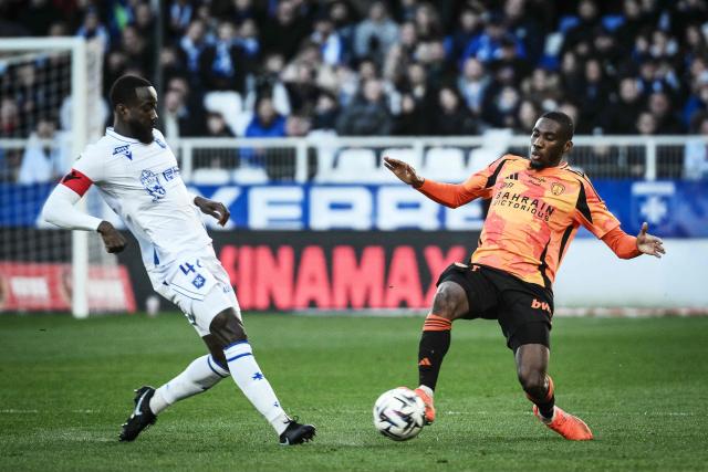 Paris FC’s French midfielder #17 Adama Camara (R) fights for the ball with Auxerre’s Ghanaian midfielder #42 Elisha Owusu (L) during the French L1 football match between AJ Auxerre and Paris FC at the Stade de l'Abbe-Deschamps in Auxerre, central France, on February 8, 2026. (Photo by ARNAUD FINISTRE / AFP)