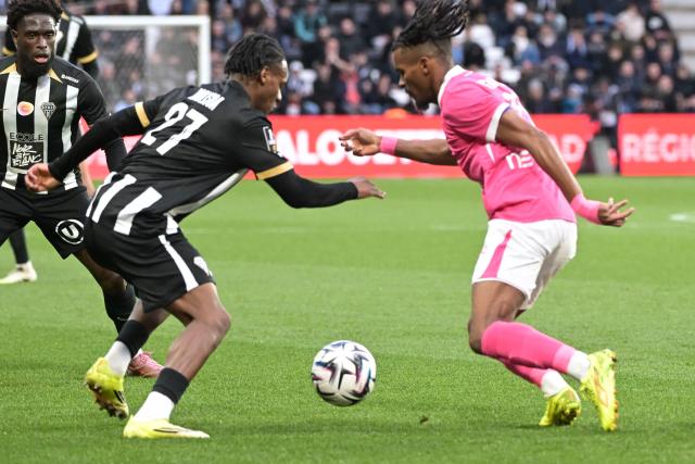 Toulouse’s French forward #10 Yann Gboho (R) fights for the ball with Angers’ French defender #27 Lilian Raolisoa during the French L1 football match between SCO Angers and Toulouse FC at the Stade Raymond-Kopa in Angers on February 8, 2026. (Photo by Damien Meyer / AFP)