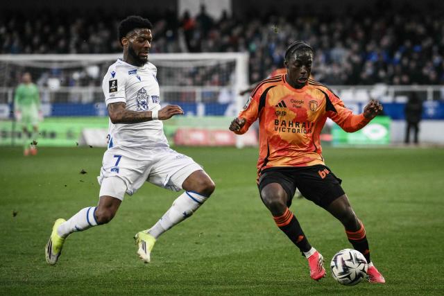 Paris FC’s French defender #19 Nhoa Sangui (R) fights for the ball with Auxerre’s French forward #07 Josue Casimir (L) during the French L1 football match between AJ Auxerre and Paris FC at the Stade de l'Abbe-Deschamps in Auxerre, central France, on February 8, 2026. (Photo by ARNAUD FINISTRE / AFP)