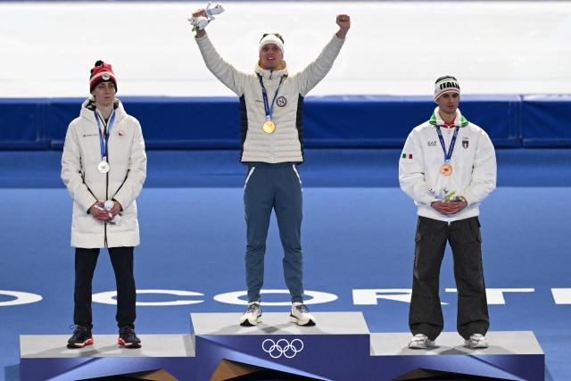 (From L) Silver medalist Czech Republic's Metodej Jilek, gold medalist Norway's Sander Eitrem and bronze medalist Italy's Riccardo Lorello pose on the podium after competing in the speed skating men's 5000m during the Milano Cortina 2026 Winter Olympic Games at Milano Speed Skating Stadium in Milan on February 8, 2026. (Photo by Daniel MUNOZ / AFP)