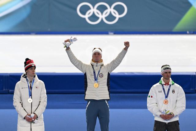 (From L) Silver medalist Czech Republic's Metodej Jilek, gold medalist Norway's Sander Eitrem and bronze medalist Italy's Riccardo Lorello pose on the podium after competing in the speed skating men's 5000m during the Milano Cortina 2026 Winter Olympic Games at Milano Speed Skating Stadium in Milan on February 8, 2026. (Photo by Daniel MUNOZ / AFP)