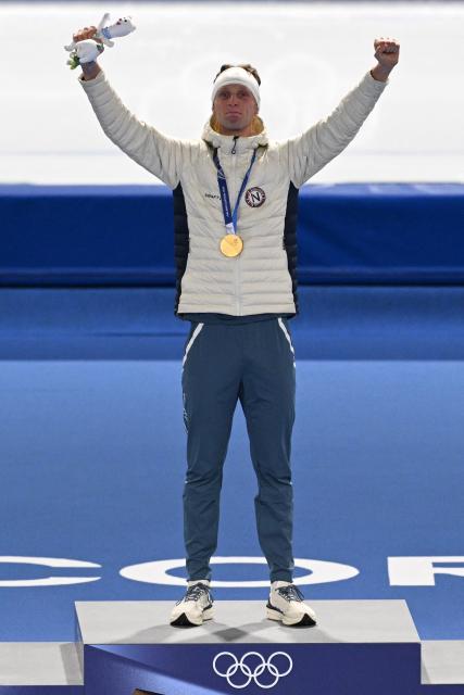 Gold medalist Norway's Sander Eitrem poses on the podium after competing in the speed skating men's 5000m during the Milano Cortina 2026 Winter Olympic Games at Milano Speed Skating Stadium in Milan on February 8, 2026. (Photo by Daniel MUNOZ / AFP)