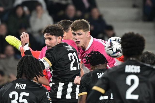 Toulouse's English defender #04 Charlie Cresswell (CR) and Angers' French defender #21 Jordan Lefort (CL) fight for the ball in the air during the French L1 football match between SCO Angers and Toulouse FC at the Stade Raymond-Kopa in Angers on February 8, 2026. (Photo by Damien Meyer / AFP)