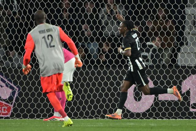 Angers' French defender #27 Lilian Raolisoa (R) celebrates after scoring Angers' first goal during the French L1 football match between SCO Angers and Toulouse FC at the Stade Raymond-Kopa in Angers on February 8, 2026. (Photo by Damien Meyer / AFP)