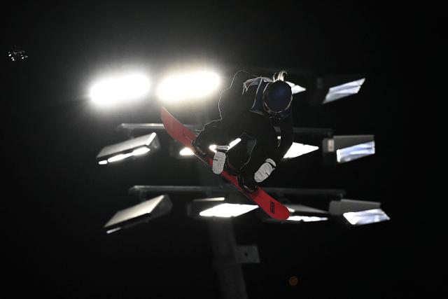 Austria's Anna Gasser competes in the snowboard women's big air qualification run 1 at Livigno Snow Park during the Milano Cortina 2026 Winter Olympic Games, in Livigno (Valtellina), on February 8, 2026. (Photo by Jeff PACHOUD / AFP)