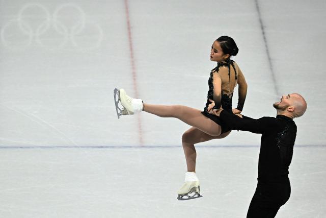 USA's Ellie Kam (L) and USA's Danny O'Shea (R) compete in the figure skating pair free skating team event during the Milano Cortina 2026 Winter Olympic Games at Milano Ice Skating Arena in Milan on February 8, 2026. (Photo by JULIEN DE ROSA / AFP)