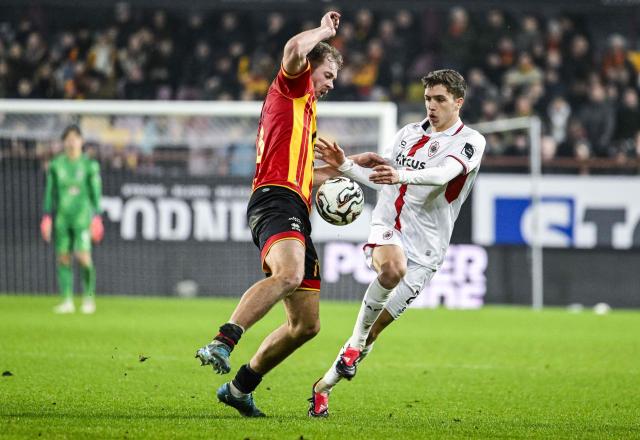 Mechelen's Bouke Boersma fights for the ball with Antwerp's Andreas Verstraeten during the Belgian "Pro League" First Division football match between KV Mechelen and Royal Antwerp FC at Achter De Kazerne in Mechelen on February 8, 2026. (Photo by Tom Goyvaerts / BELGA / AFP) / Belgium OUT