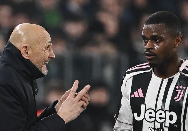 Juventus' Italian coach Luciano Spalletti (L) speaks with Juventus' French defender #15 Pierre Kalulu Kyatengwa during the Italian Serie A football match Juventus and Lazio at the Allianz stadium in Turin on February 8, 2026. (Photo by Isabella BONOTTO / AFP)