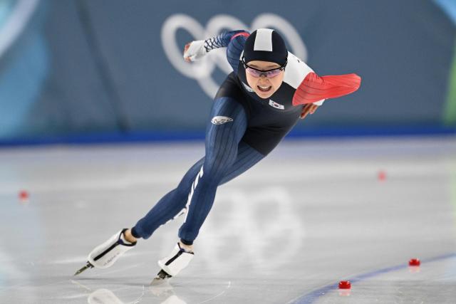 South Korea's Kim Min-sun competes in the speed skating women's 1000m during the Milano Cortina 2026 Winter Olympic Games at Milano Speed Skating Stadium in Milan on February 9, 2026. (Photo by Daniel MUNOZ / AFP)