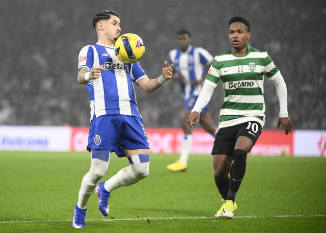FC Porto's Spanish forward #17 Borja Sainz controls the ball next to Sporting Lisbon's Mozambican forward #10 Geny Catamo during the Portuguese League football match between FC Porto and Sporting CP at Dragao stadium in Porto, on February 9, 2026. (Photo by Miguel RIOPA / AFP)