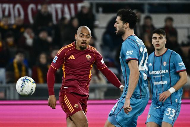 Roma's Dutch forward #14 Donyell Malen (L) vies with Cagliari Italian defender #22 Alberto Dossena during the Italian Serie A football match between AS Roma and Cagliari at the Olympic Stadium in Rome on Febuary 9, 2026. (Photo by Filippo MONTEFORTE / AFP)