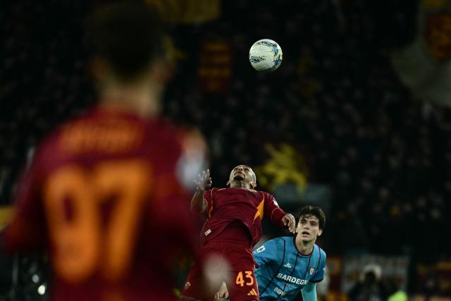 Roma's Brazilian defender #43 Wesley (L) fights for the ball with Cagliari's Uruguay forward #20 Agustin Albarracin during the Italian Serie A football match between AS Roma and Cagliari at the Olympic Stadium in Rome on Febuary 9, 2026. (Photo by Filippo MONTEFORTE / AFP)