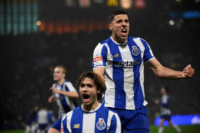 FC Porto's Polish defender #05 Jan Bednarek celebrates after FC Porto's Ivorian midfielder #42 Seko Fofana (not pictured) scored his team's first goal during the Portuguese League football match between FC Porto and Sporting CP at Dragao stadium in Porto, on February 9, 2026. (Photo by Miguel RIOPA / AFP)