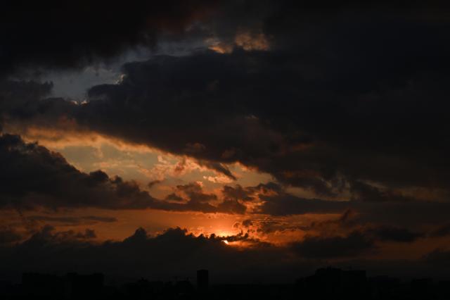 A sunset is seen in Bogota on February 9, 2026. (Photo by Diana SANCHEZ / AFP)