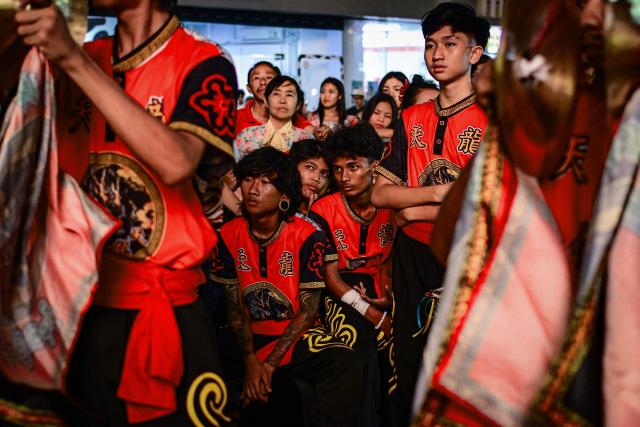 TOPSHOT - Lion dancers prepare to perform during celebrations marking the Chinese Lunar in Yangon on February 9, 2026, ahead of the upcoming Lunar New Year of the Horse. (Photo by Sai Aung MAIN / AFP)