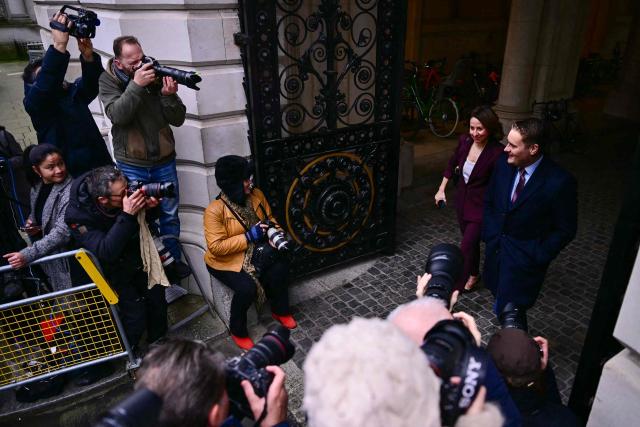 Britain's Health Secretary Wes Streeting (R) arrives for a cabinet meeting at 10 Downing Street in central London on February 10, 2026. Britain's Prime Minister Keir Starmer insisted he would not "walk away" on February 9 after a prominent ally demanded the prime minister quit for embroiling the British government in the Jeffrey Epstein scandal. (Photo by Ben STANSALL / AFP)