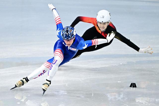 US' Kristen Santos-Griswold and China's Zhang Chutong  compete in the short track speed skating women's 500m heats during the Milano Cortina 2026 Winter Olympic Games at Milano Ice Skating Arena in Milan on February 10, 2026. (Photo by JULIEN DE ROSA / AFP)