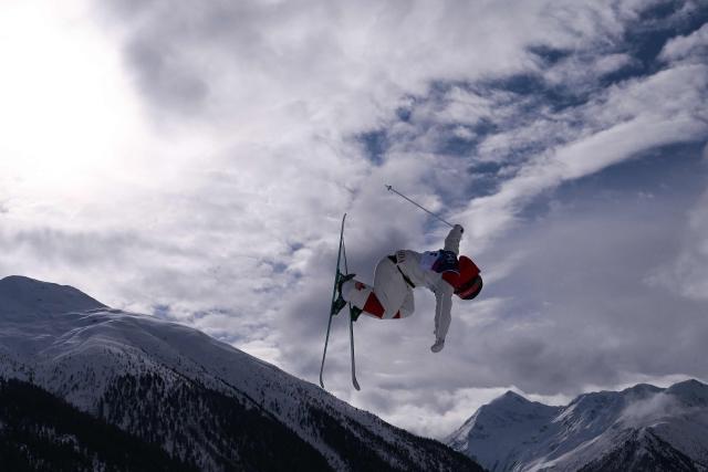 Canada's Julien Viel warms up before the freestyle skiing men's moguls qualification 1 during the Milano Cortina 2026 Winter Olympic Games at Livigno Aerials & Moguls Park, in Livigno (Valtellina), on February 10, 2026. (Photo by Kirill KUDRYAVTSEV / AFP)