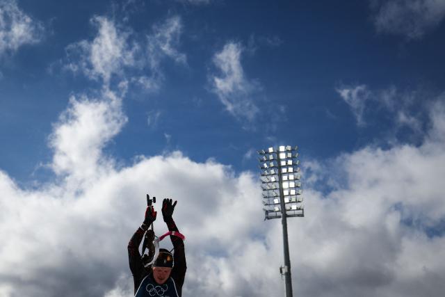 Germany's Lucas Fratzscher puts the rifle from his back during warm up ahead of the men's biathlon 20km individual event during the Milano Cortina 2026 Winter Olympic Games at the Anterselva Biathlon Arena (Sudtirol Arena) in Anterselva (Val Pusteria) on February 10, 2026. (Photo by Franck FIFE / AFP)