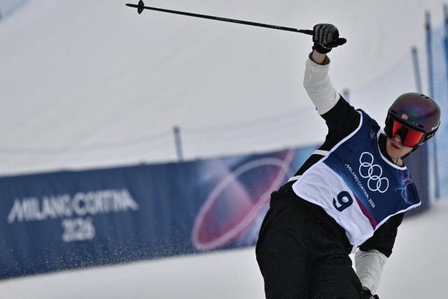 Norway's Sebastian Schjerve reacts in the freestyle skiing men's freeski slopestyle final run 3 during the Milano Cortina 2026 Winter Olympic Games at Livigno Snow Park, in Livigno (Valtellina), on February 10, 2026. (Photo by Jeff PACHOUD / AFP)