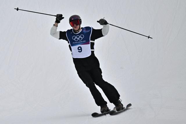 Norway's Sebastian Schjerve reacts in the freestyle skiing men's freeski slopestyle final run 3 during the Milano Cortina 2026 Winter Olympic Games at Livigno Snow Park, in Livigno (Valtellina), on February 10, 2026. (Photo by Jeff PACHOUD / AFP)