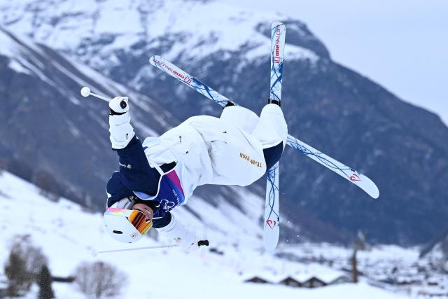 Japan's Hinako Tomitaka competes in the freestyle skiing women's moguls qualification 1 during the Milano Cortina 2026 Winter Olympic Games at Livigno Aerials & Moguls Park, in Livigno (Valtellina), on February 10, 2026. (Photo by Kirill KUDRYAVTSEV / AFP)