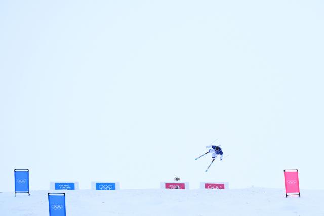 Sweden's Elis Lundholm competes in the freestyle skiing women's moguls qualification 1 during the Milano Cortina 2026 Winter Olympic Games at Livigno Aerials & Moguls Park, in Livigno (Valtellina), on February 10, 2026. (Photo by Kirill KUDRYAVTSEV / AFP)