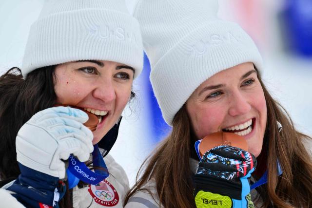 Bronze medallists USA's Jacqueline Wiles (L) and USA's Paula Moltzan pose on the podium of the women's team combined event during the Milano Cortina 2026 Winter Olympic Games at the Tofane Alpine Skiing Centre in Cortina d’Ampezzo on February 10, 2026. (Photo by Stefano RELLANDINI / AFP)