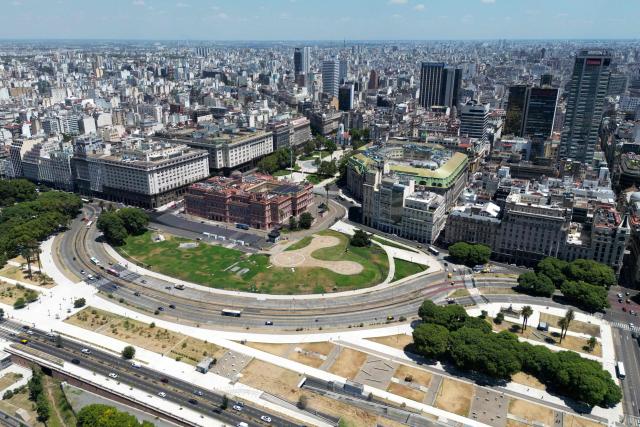 Aerial view of the Casa Rosada presidential palace and the financial district in Buenos Aires, on February 10, 2026. Inflation remained practically stable in January in Argentina, closing at 2.9%, the Indec statistics institute announced on Tuesday. Its director resigned last week after opposing the government’s decision to postpone the implementation of a new measurement method. (Photo by Luis ROBAYO / AFP)