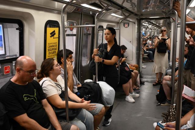 People travel on a asubway in Buenos Aires, on February 10, 2026. Inflation remained practically stable in January in Argentina, closing at 2.9%, the Indec statistics institute announced on Tuesday. Its director resigned last week after opposing the government’s decision to postpone the implementation of a new measurement method. (Photo by Luis ROBAYO / AFP)